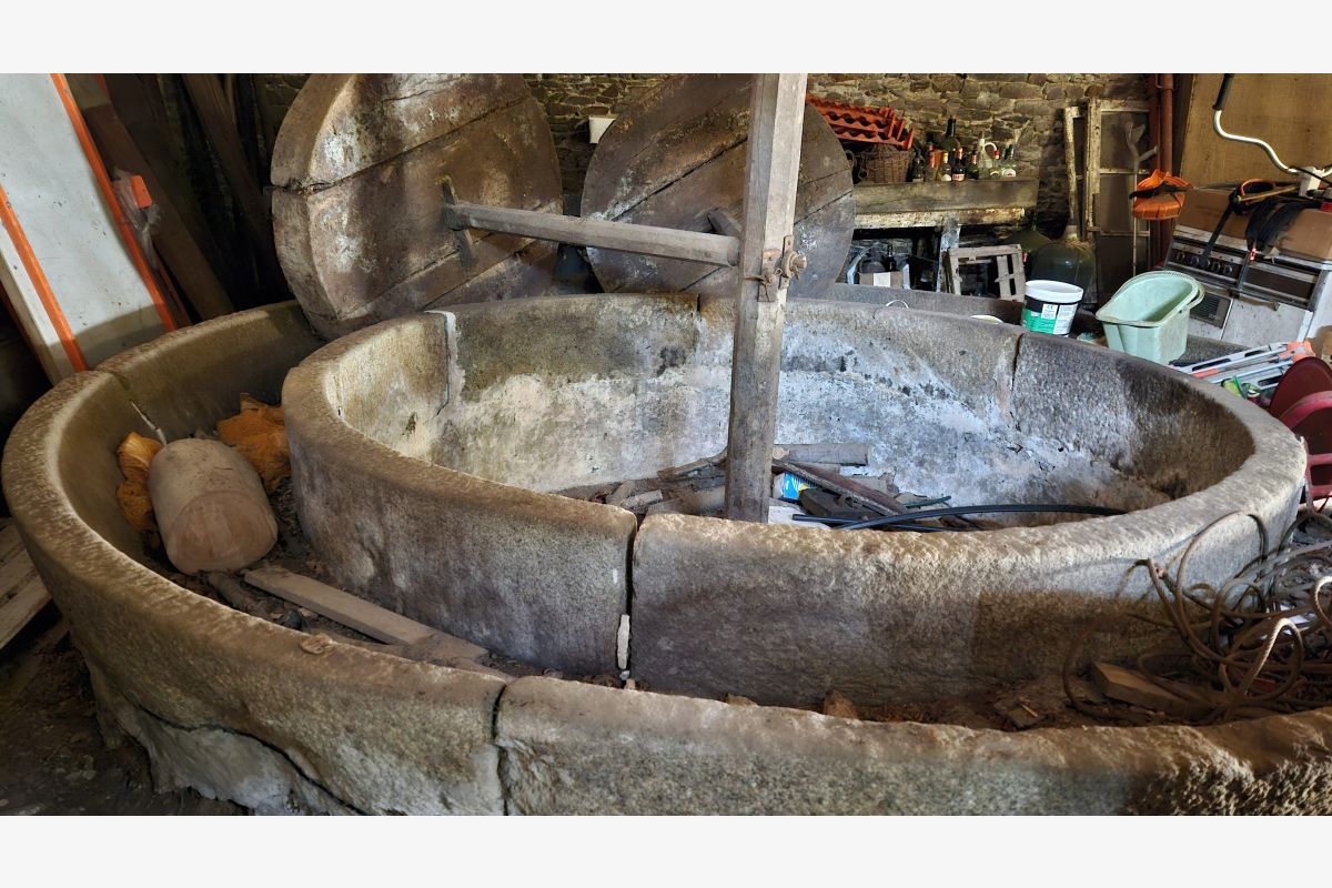 Photo 1 Grand tour de pressoir en granit