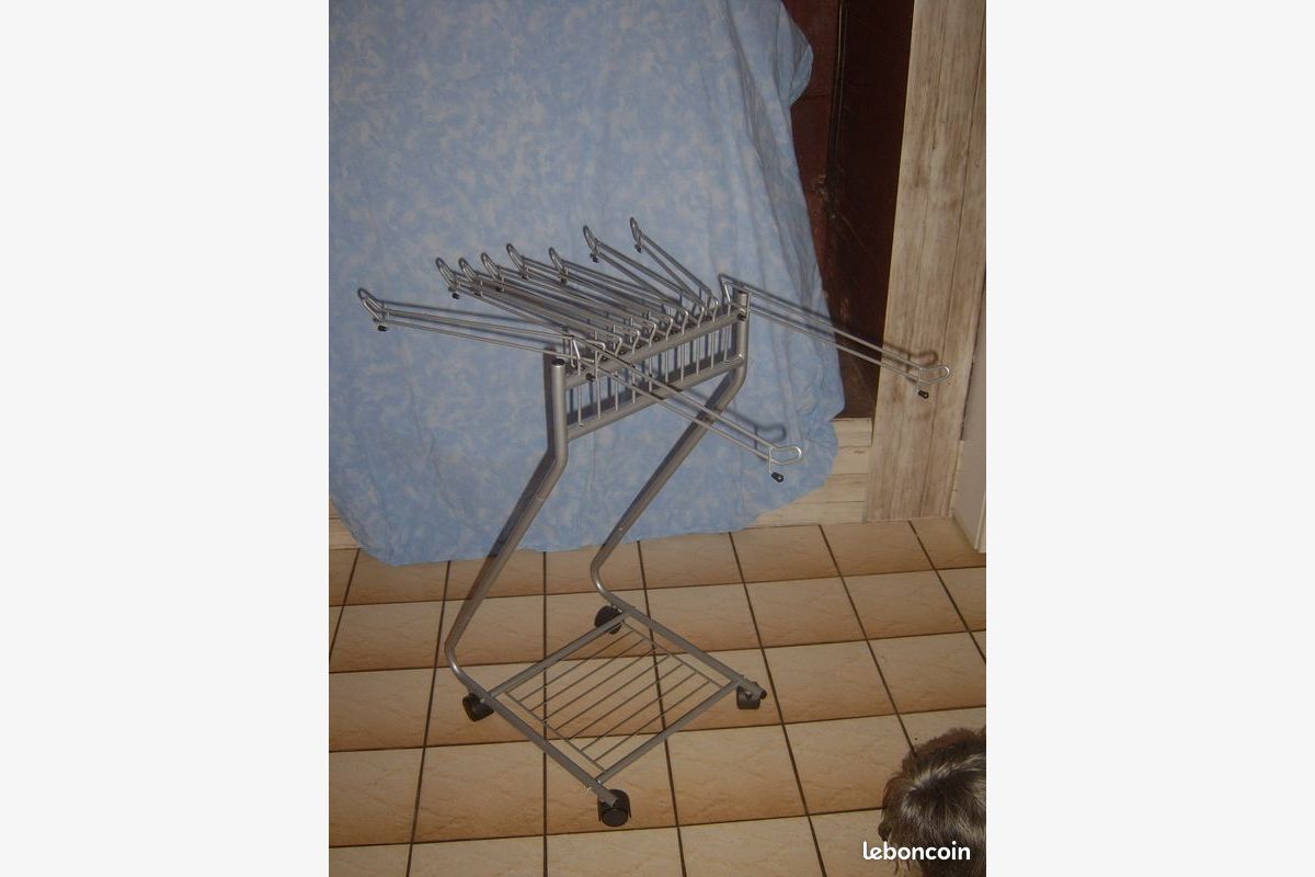 Dressing 10 double tringles métal pivotant sur roulettes, état neuf - 30252464_4f684579df1af1b5eecc1a5be8bd231b.jpg