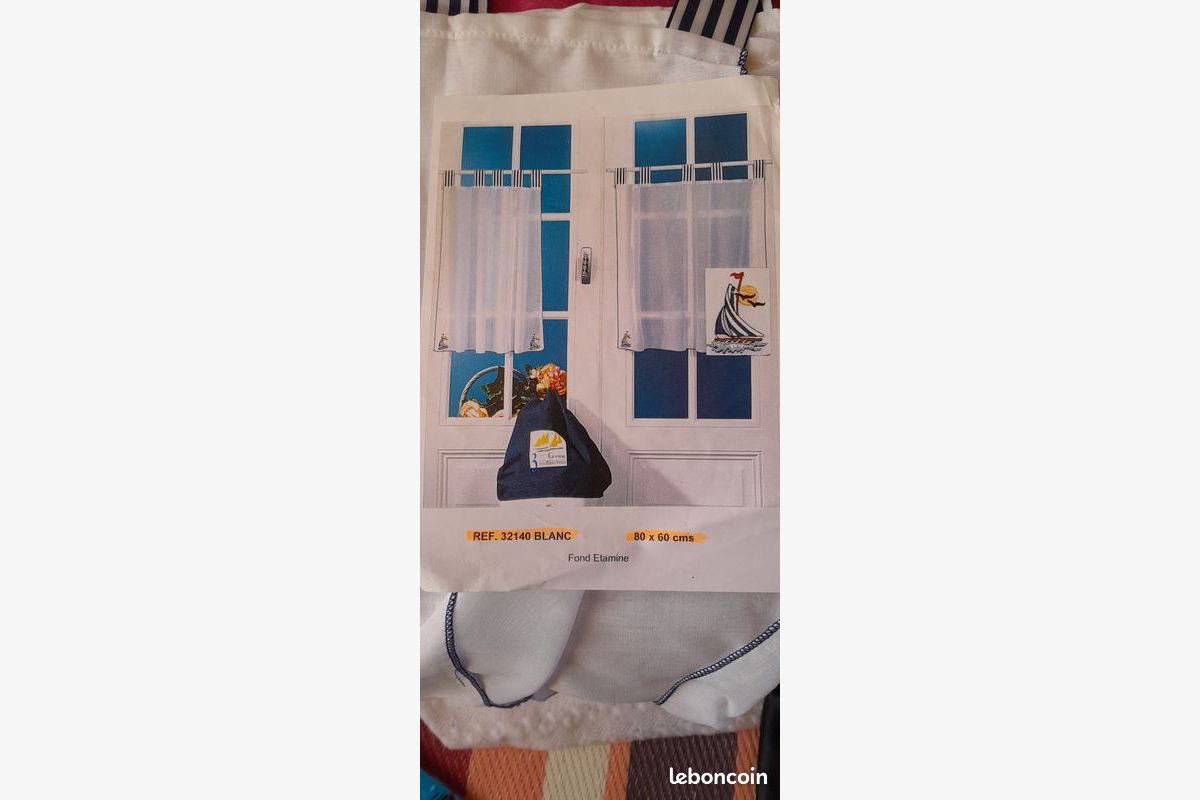 Photo 1 2 rideaux pattes 80 x 60 cm blanc et bateau brodé neuf