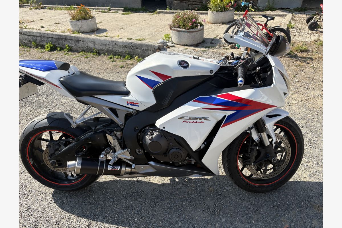 1000 cbr rr  - 30253218_2e8305993c2f6f7c5e26da369383c7ae.jpg