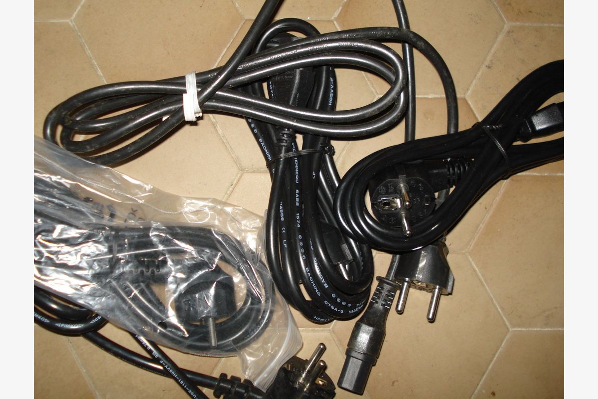 Câbles 230 v avec prises europe pour PC, écran, etc - 30253623_01f90a1160a42ba19feb7c0abc27b8d5.jpg