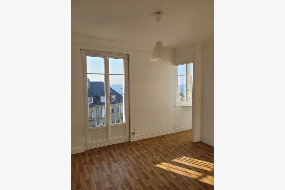 Photo 1 Coutances centre, à louer grand studio
