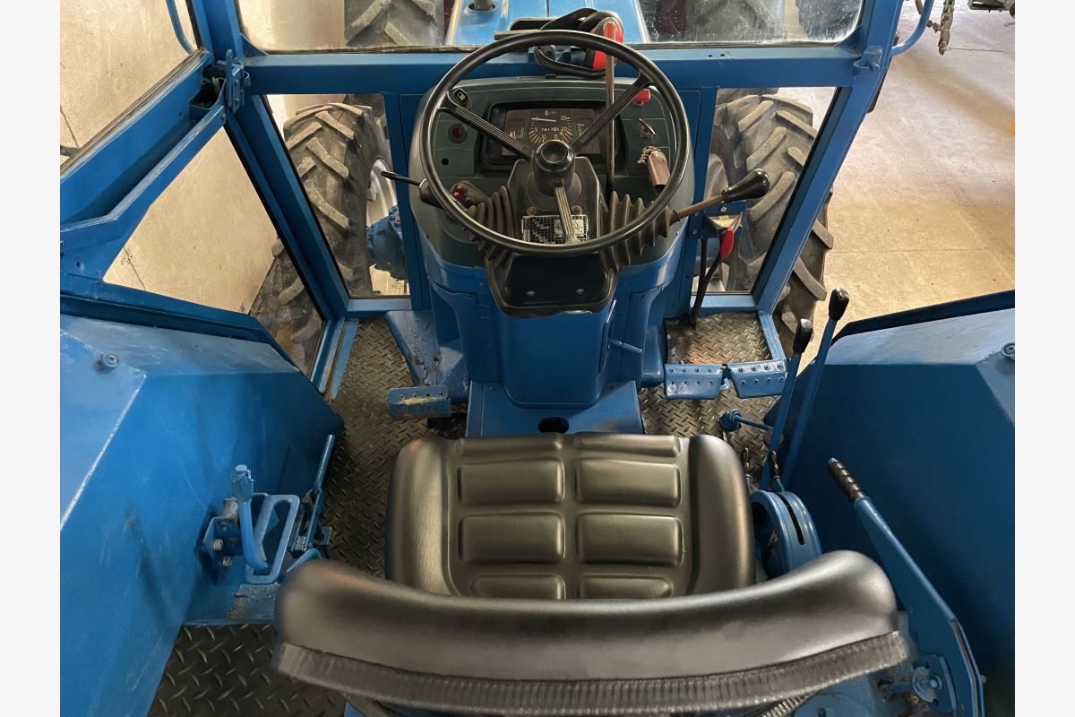 Tracteur FORD 4610 - 30257812_6fd7a6ef01e68d87a2b3511c76929fff.jpg