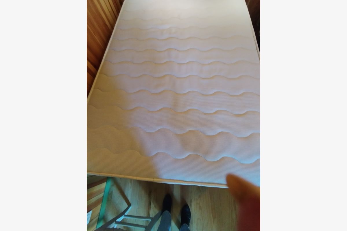 Lit-coffre et matelas - 30258118_e40baf9a55a26a922ae659b960cf4449.jpg