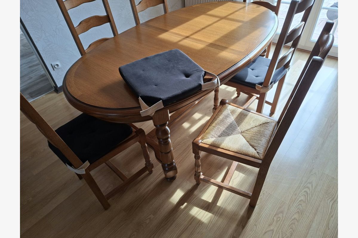 TABLE ET SES CHAISES EN CHENE - 30258653_31beefef1a9e4d267d19616f30d528a1.jpg