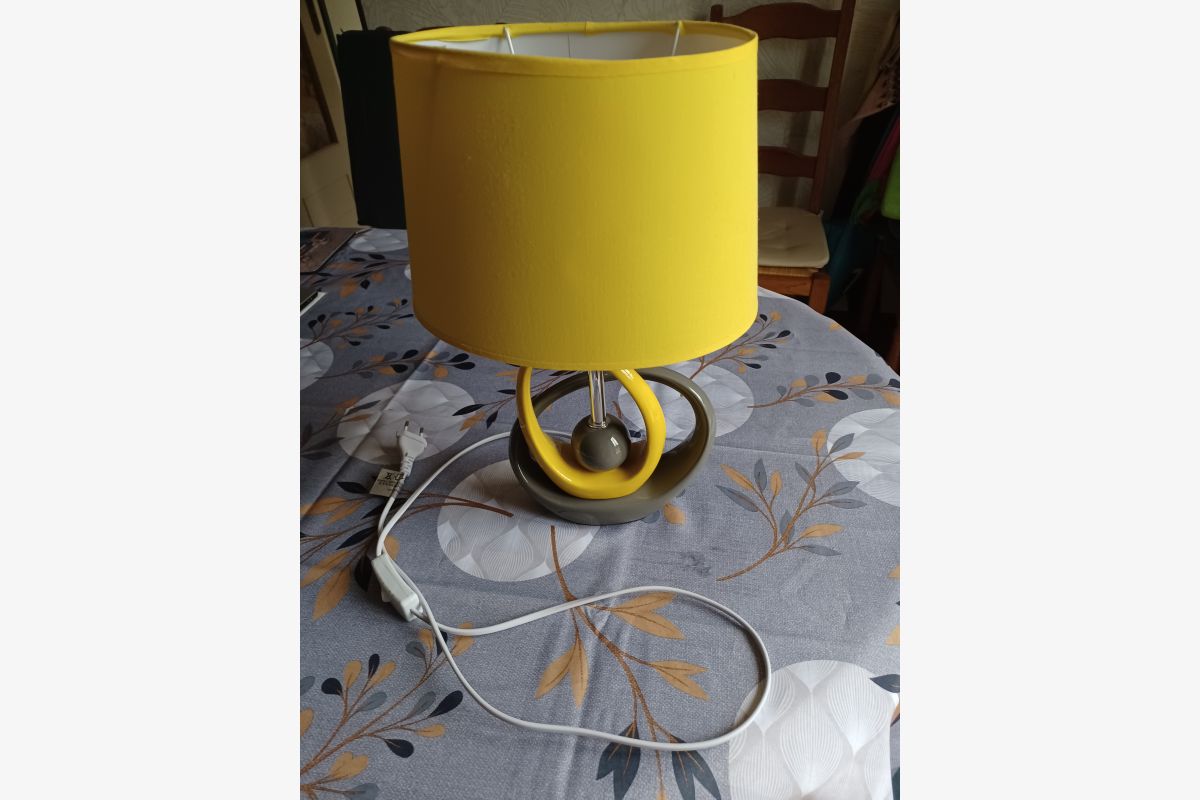Lampe jaune et grise  - 30258820_54e13090ab8370f8e57fd4b0d71c7c42.jpg