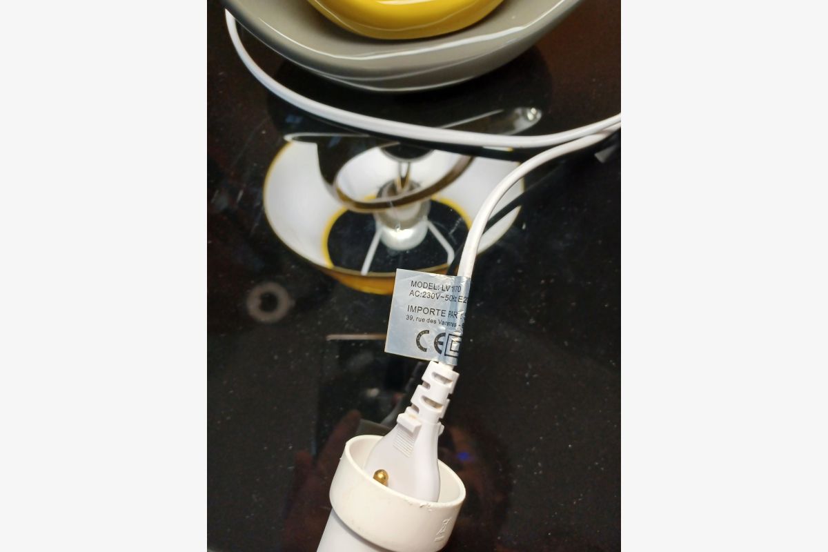 Lampe jaune et grise  - 30258820_e8084ca2416fecbad8af723911259b50.jpg