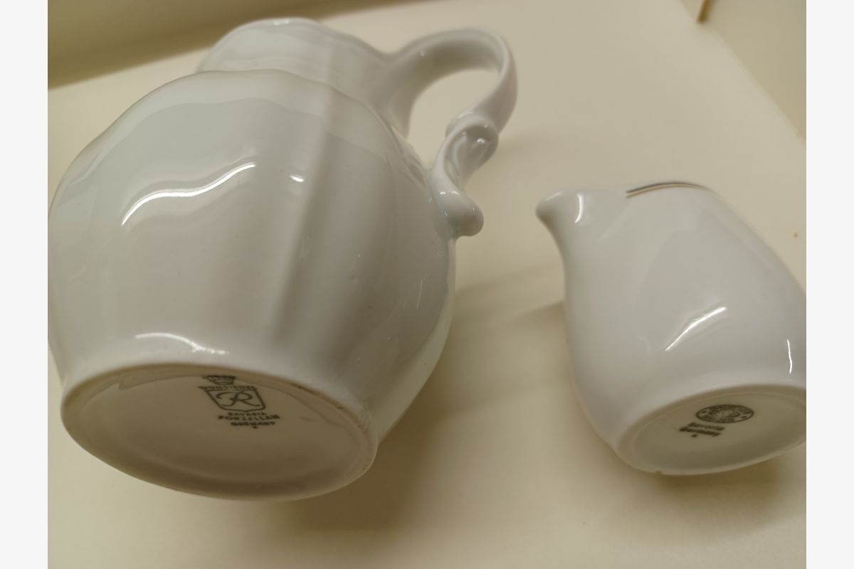 Lot de Pichets blancs en Porcelaine - 30259008_f29b49935224a76857ff4bef10d014ae.jpg
