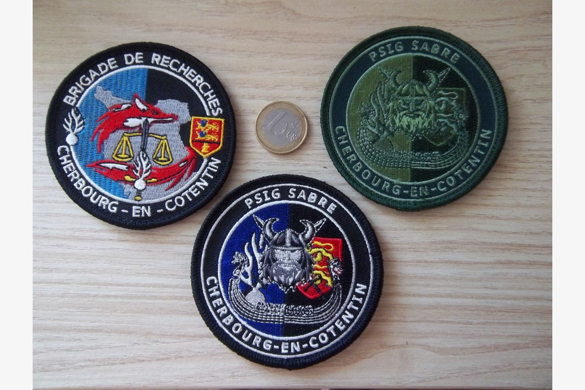 Photo 1 Lot d'écussons militaire Cherbourg insignes gendarmerie collection