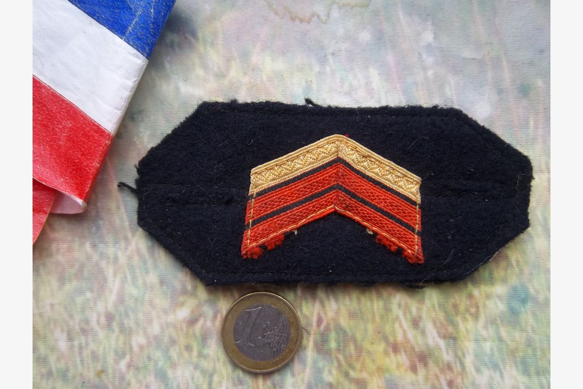 Photo 1 patte de grade boutonniére caporal chef insigne militaire collection