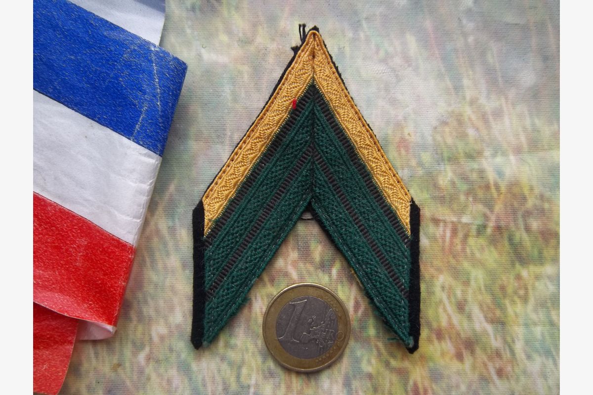 Photo 1 grade militaire caporal chef régiment du train insigne collection