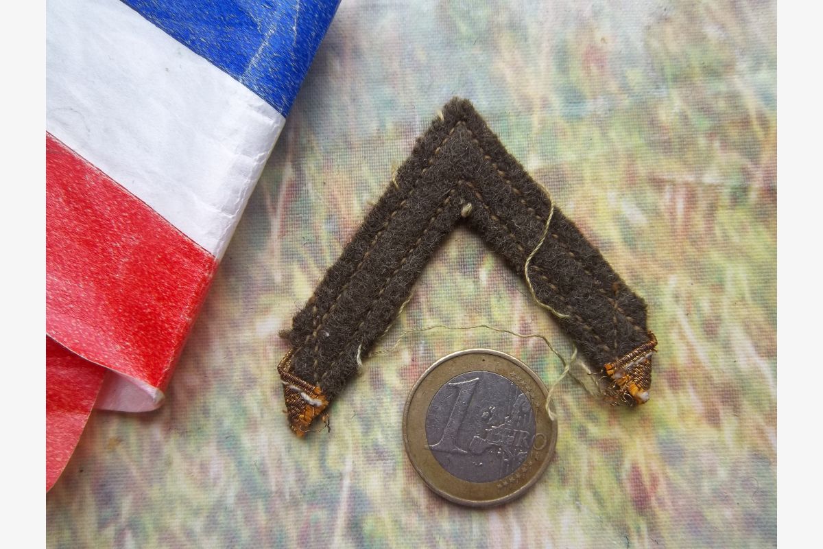 Galon militaire chevron doré 1ére classe époque Algérie Indochine - 30259897_06cdc6b6f90eedab9340112fd5fe06eb.jpg