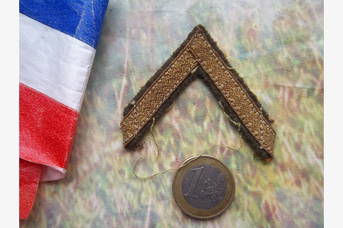 Photo 1 Galon militaire chevron doré 1ére classe époque Algérie Indochine