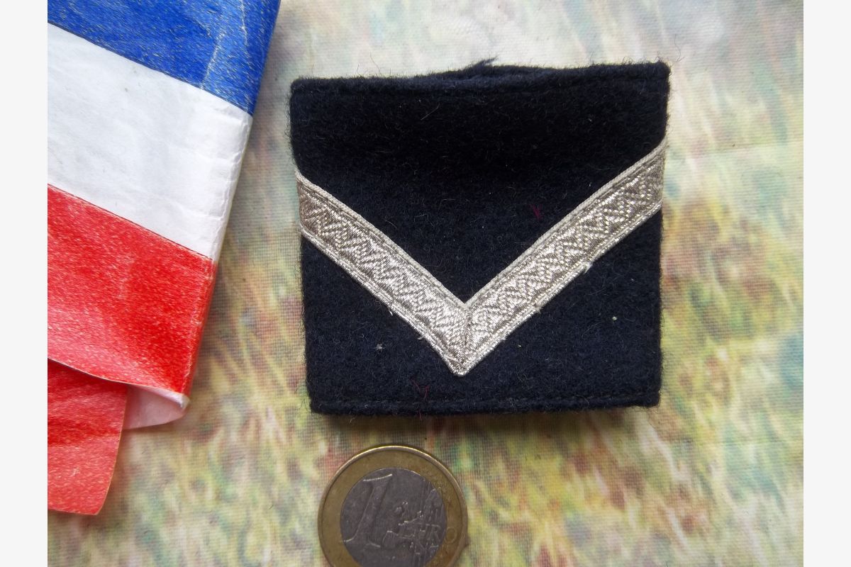 Photo 1 un fourreau épaule militaire ancien chevron argenté galon