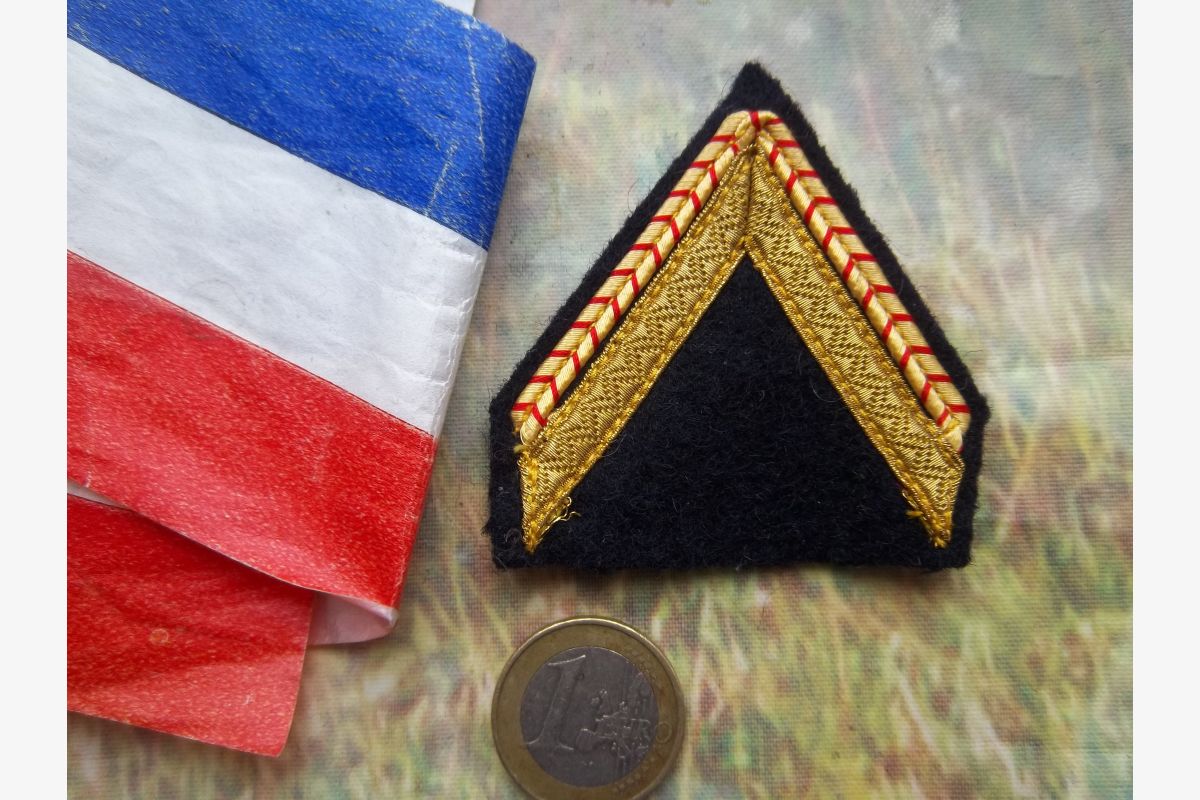 Photo 1 grade militaire insigne collection galon 1ère classe liseré jaune et rouge