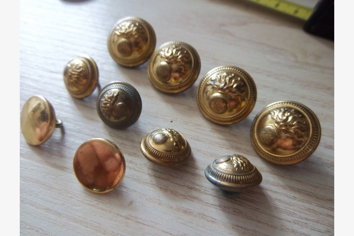 Lot de boutons anciens infanterie collection militaire - 30259931_045df27cc6bcb01b98b49f79c6c63513.jpg