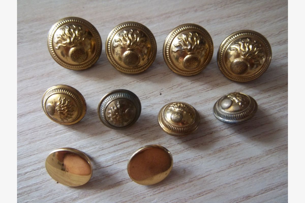 Photo 1 Lot de boutons anciens infanterie collection militaire