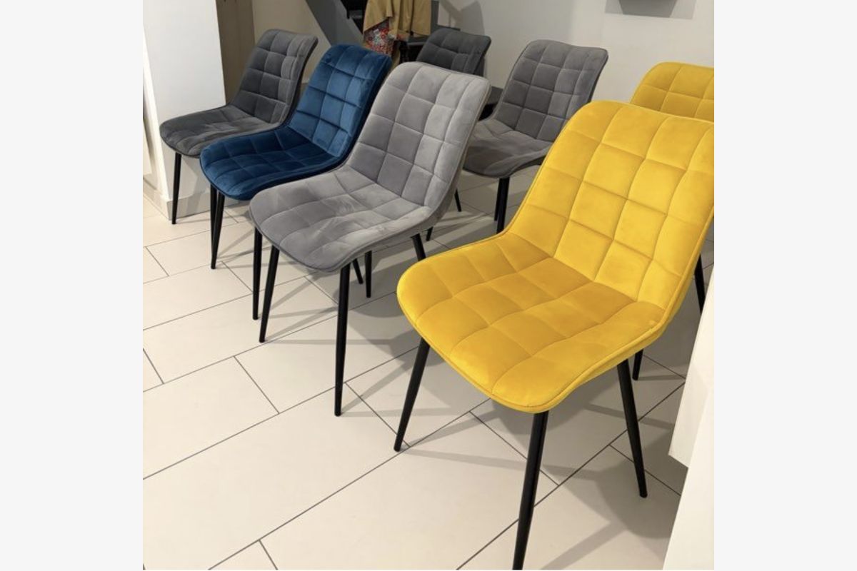 Photo 1 Chaises multicolores 