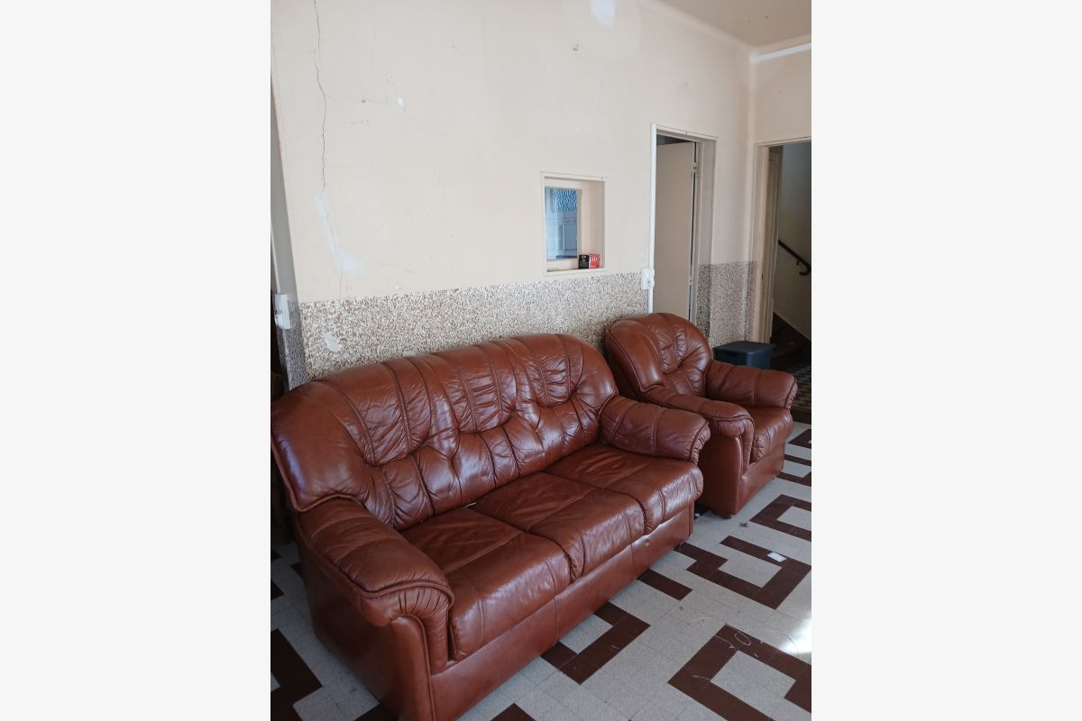 Photo 1 Vends canapé + 2 fauteuils cuir