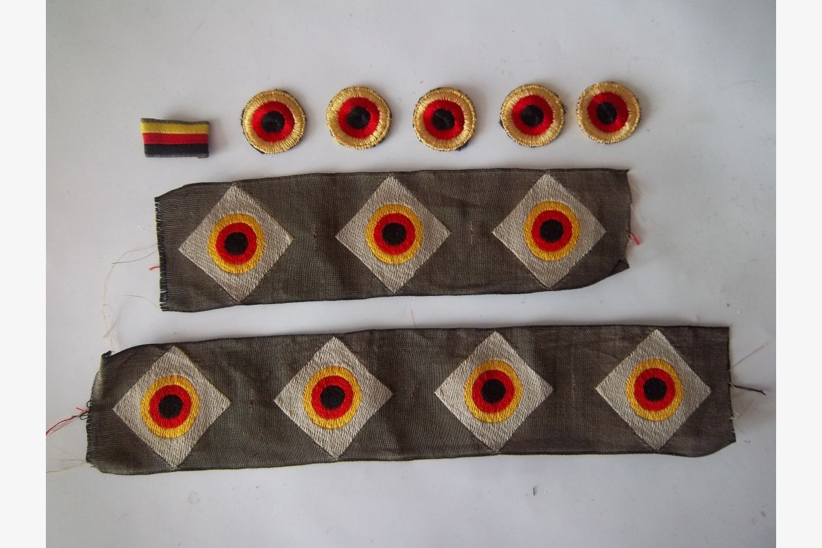 Photo 1 Lot insignes casquette militaire Allemand écussons collection