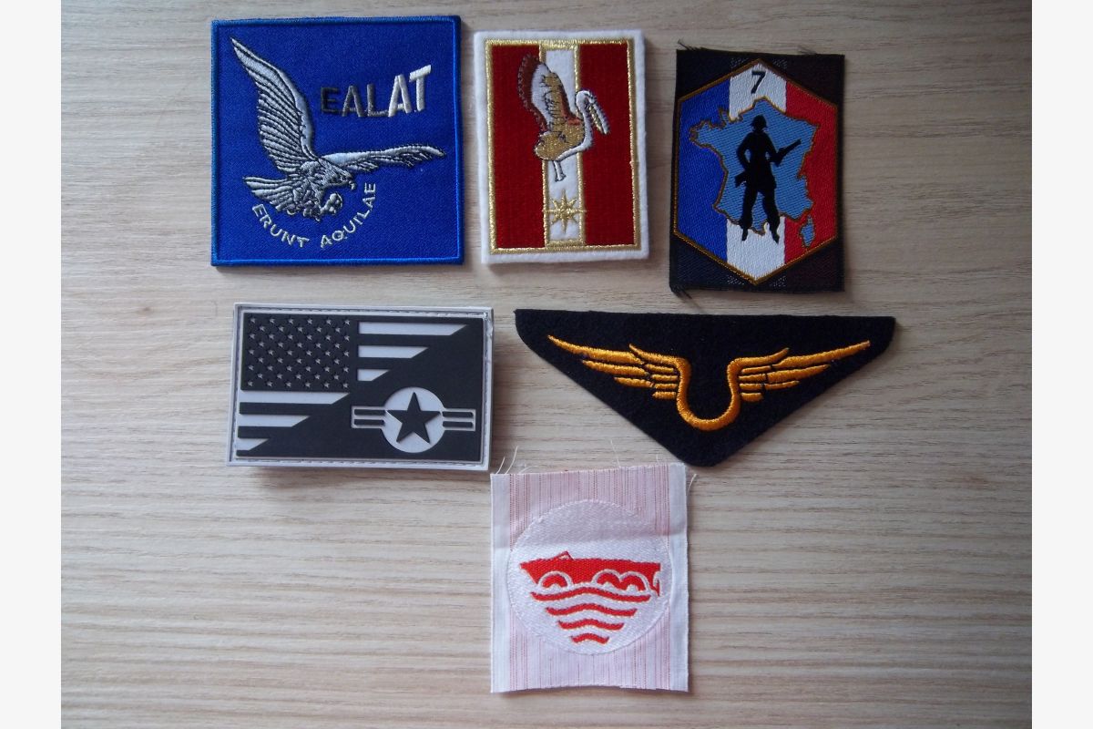 Photo 1 Lot écussons militaire insignes collection armée
