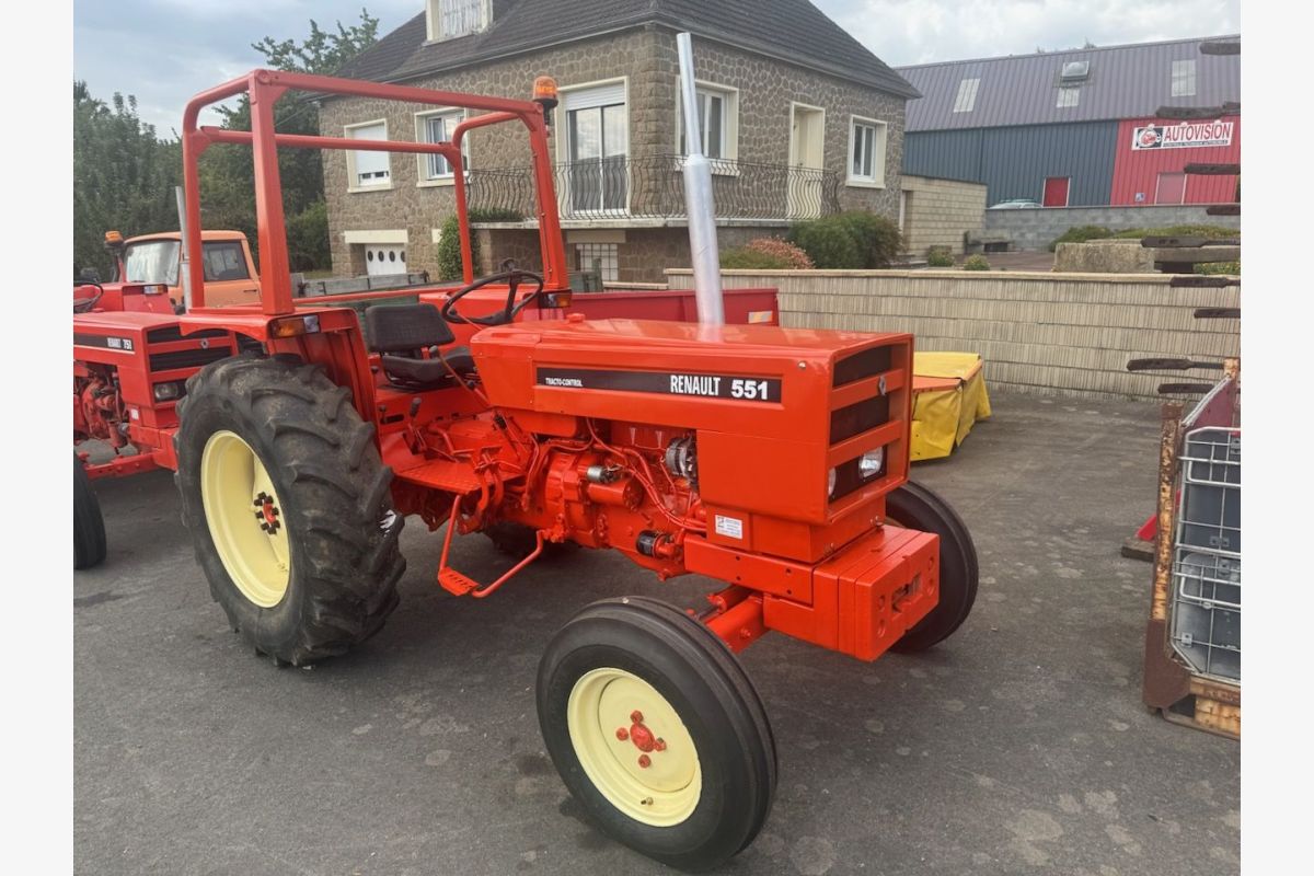 Photo 1 Tracteurs Renault 551 2RM