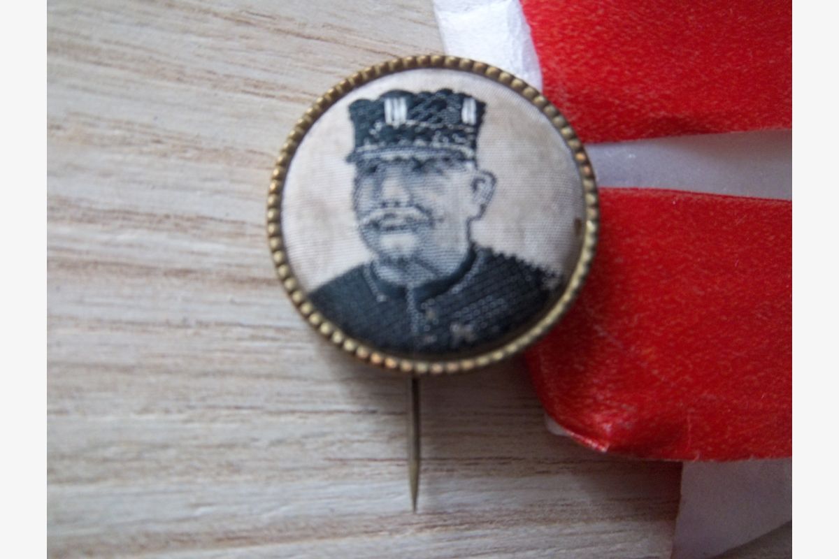 Insigne épinglette en soie maréchal Joffre-1914 commandant en chef des armées - 30261371_4f22b7d6e37592b2034fba4a51040916.jpg