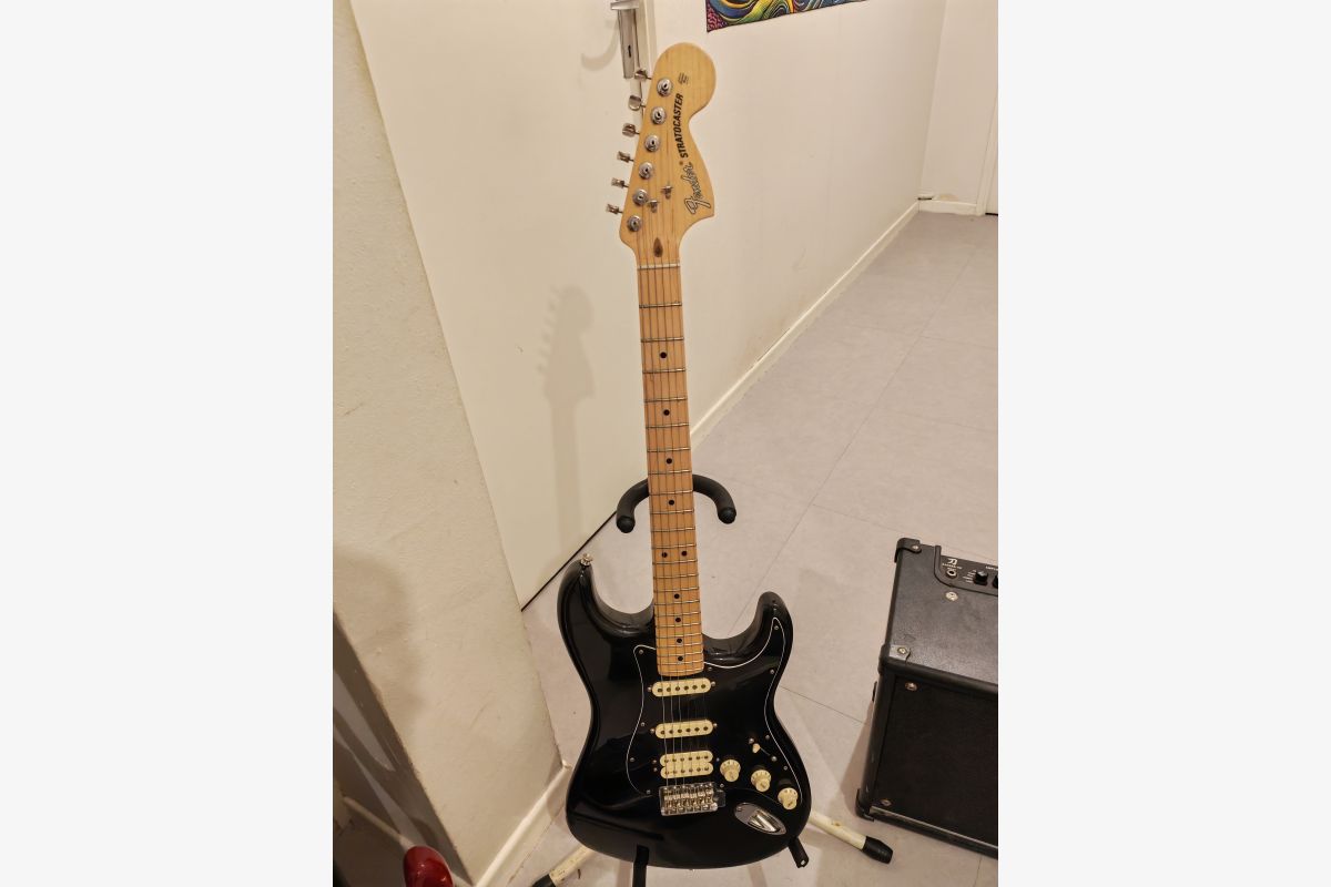 Lot instruments de musique (électrique)  - 30261410_c8250126d0cc44b5a05ca57dcf9b5f4e.jpg