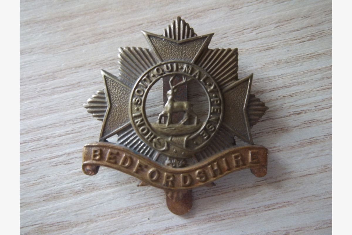 Photo 1 insigne militaire Anglais Cap Badge- Bedfordshire Rgt 