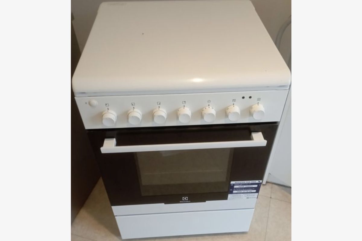 Cuisinière à gaz avec four électrique marque Electrolux - 302803_53f49b289df42a374161a2eccbe58487.jpg