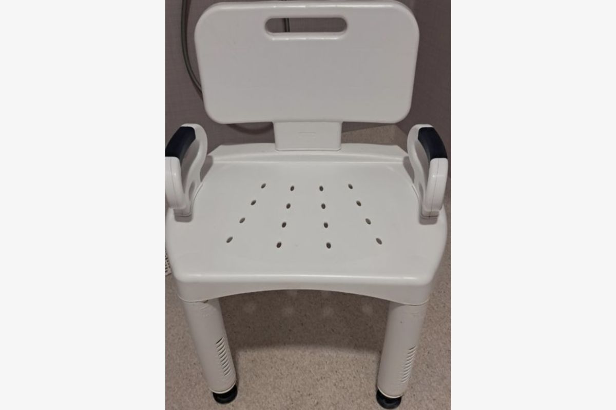 Photo 1 Chaise médicale de douche ergonomique