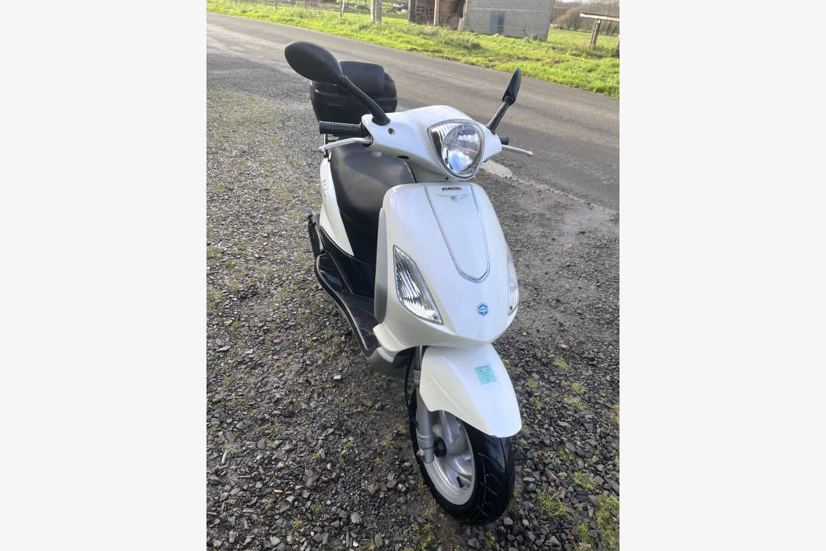 Scooter Piaggio Fly 50 - 302834_f8acfcfc41cbe0c5b5c7589b302738f0.jpg