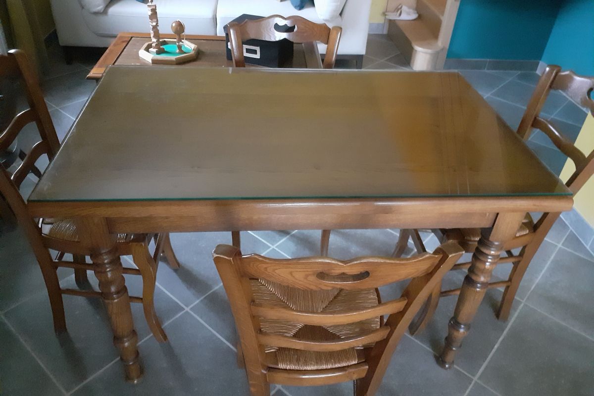 Photo 1 Table  avec quatre chaises