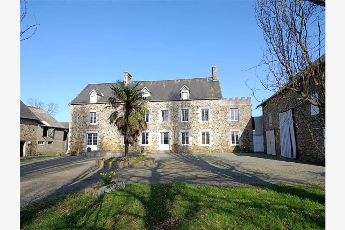 Photo 1 à v. propriété de 243m2, dépendances et bâtiments de stockag