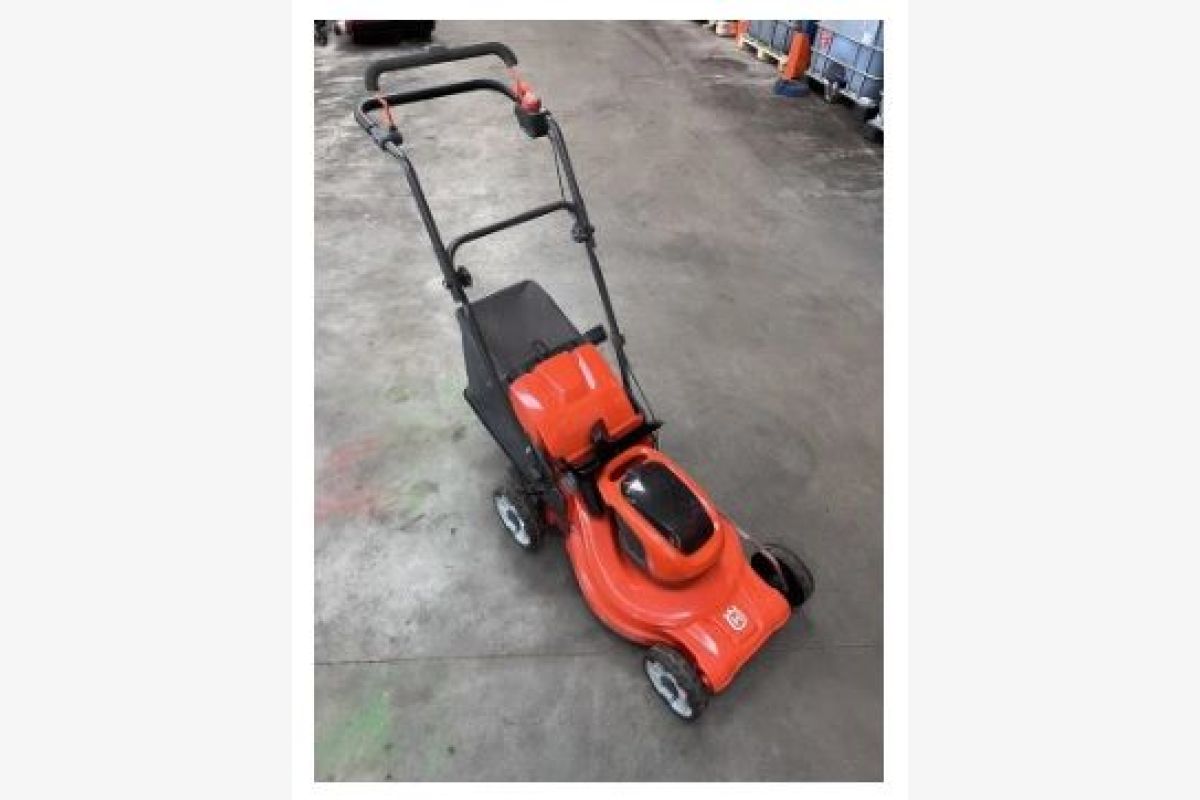 Photo 1 Tondeuse à batterie Husqvarna LC142i