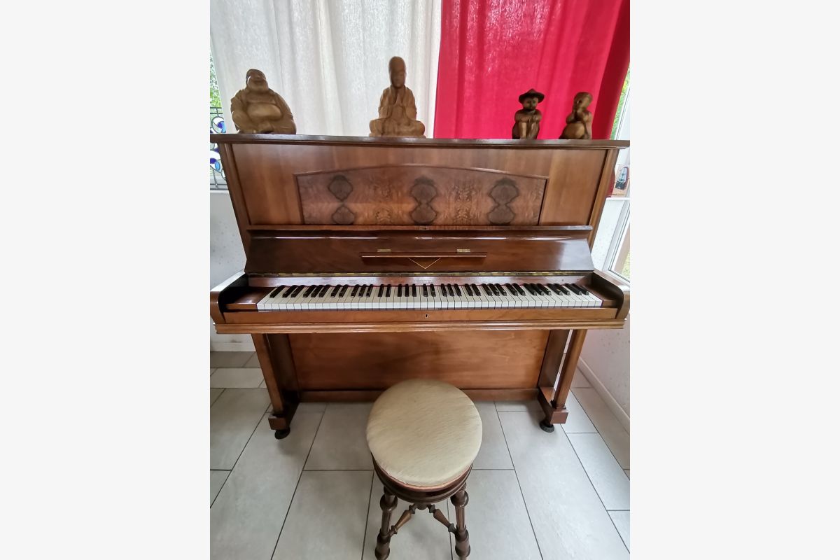 A vendre piano droit en noyer vernis, parfait état - 66561_0.jpg