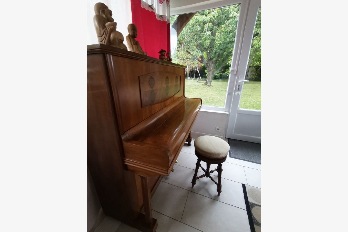A vendre piano droit en noyer vernis, parfait état - 66561_2.jpg